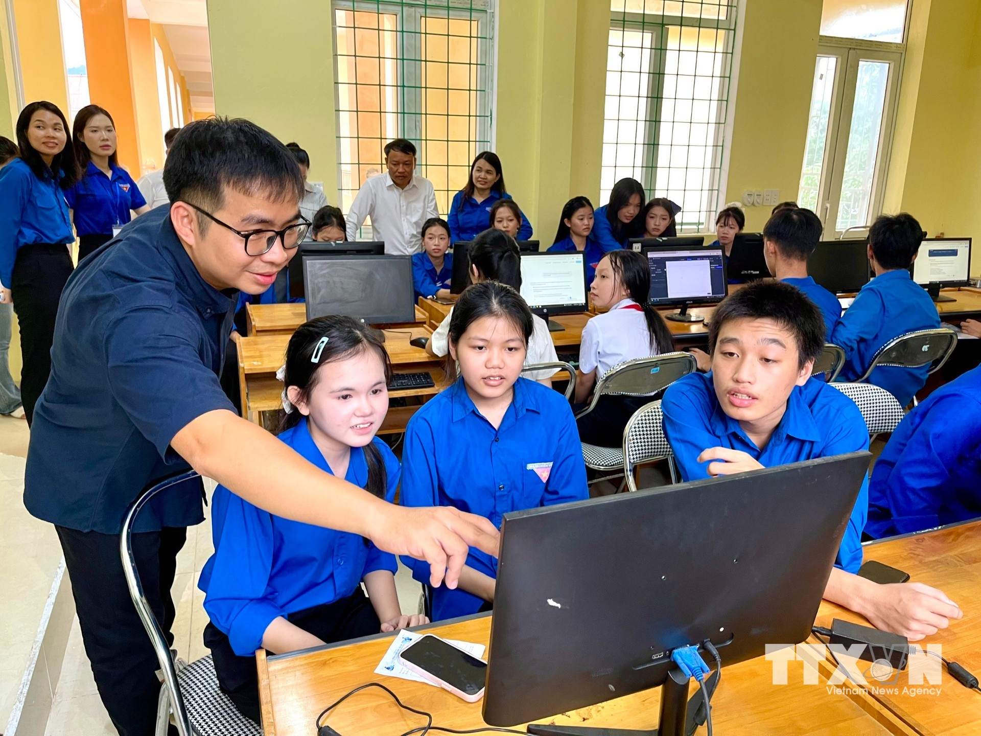 Cuộc thi “Lập trình cùng AI” mang đến cách tiếp cận mới với công nghệ thông qua xu hướng Vibe Coding dành cho các đoàn viên, thanh niên và thanh thiếu nhi khu vực biên giới. (Ảnh: Võ Dung/TTXVN)